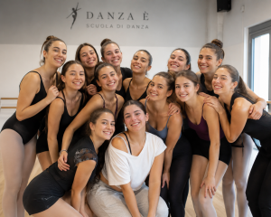 allievi felici della scuola di ballo a fine lezione